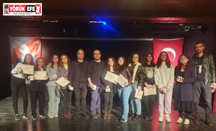 Liseli gençler, hayallerini sahneye taşıdı