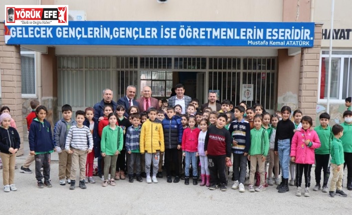 Minik öğrenciler ilk karne hediyelerini Başkan Özcan’dan aldı