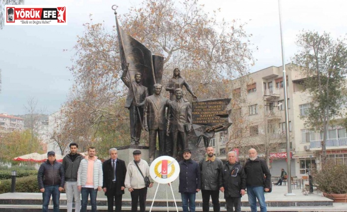 Söke’de gazeteciler çelenk sundu