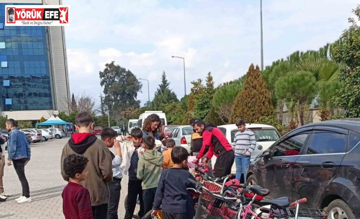 Depremzede çocukların yüzünü güldürdüler