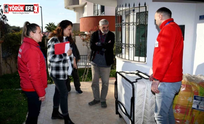 Kuşadası Belediyesi ilçeye gelen depremzedelere yardım malzemesi desteğinde bulunuyor