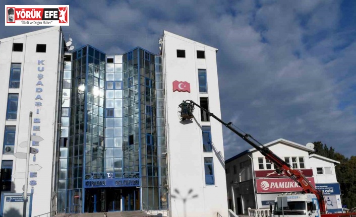 Kuşadası Belediyesi’nden Türk Bayrağı ve Atatürk hassasiyeti