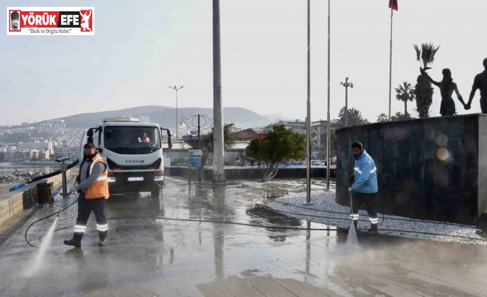 Kuşadası sahil bandında temizlik çalışması yapıldı