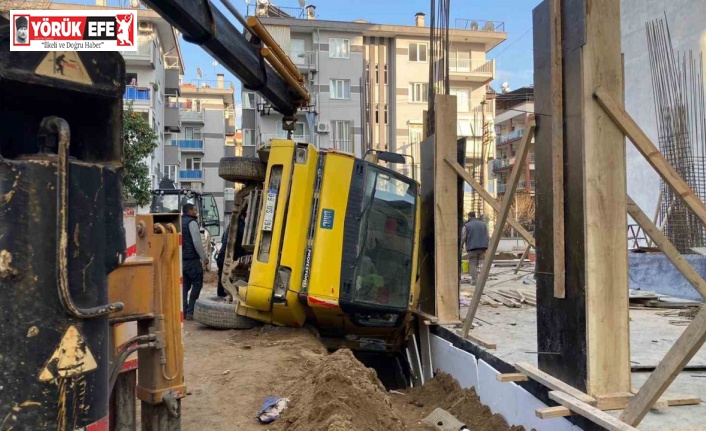 Yük boşaltan kamyon devrildi: 1 yaralı