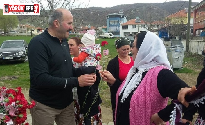 Kuyucak’ta Dünya Kadınlar Günü karanfillerle kutlandı