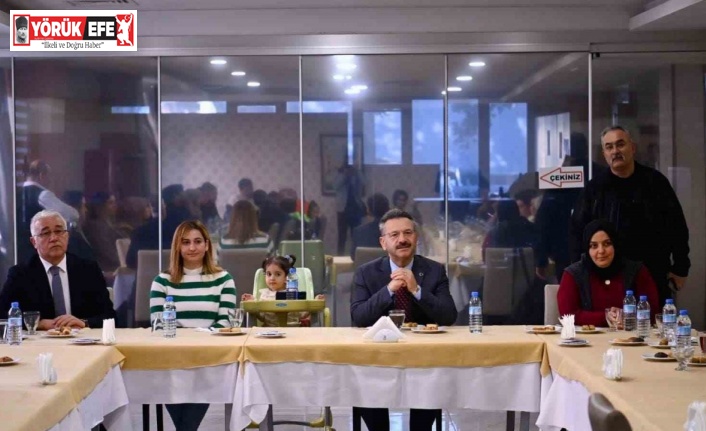 Vali Aksoy depremzede vatandaşlarla yemekte buluştu