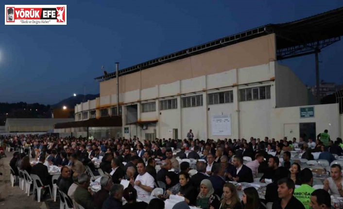 AK Parti Aydın’da 5 bin kişilik iftar yemeği düzenledi