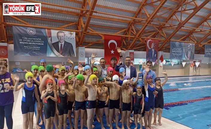 Depremzede çocuklara yüzme eğitimi