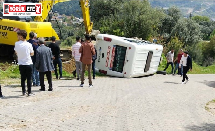 Freni boşalan minibüs yol kenarına devrildi