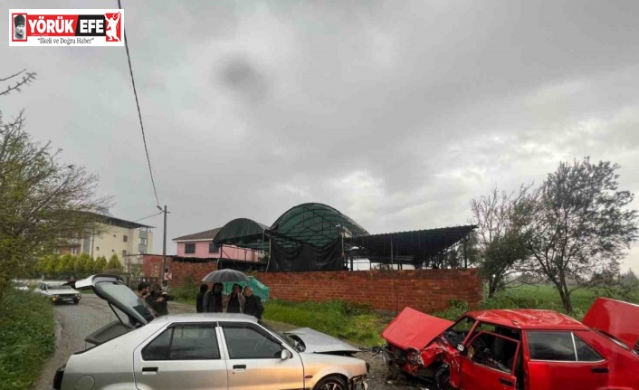 İki otomobil kafa kafaya çarpıştı: 2 yaralı