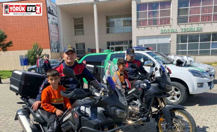 Jandarma depremzede çocukları unutmadı