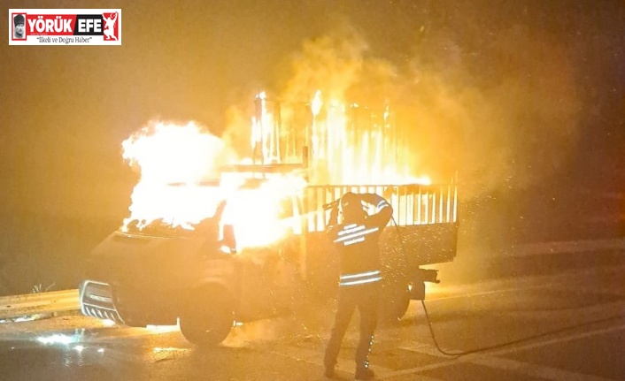 Malzeme yüklü kamyonet cayır cayır yandı