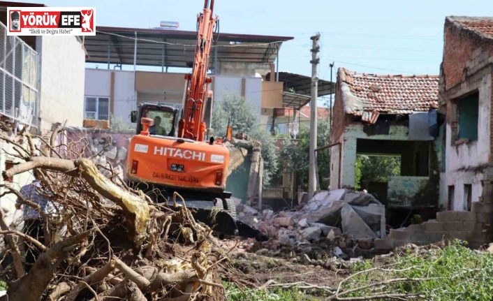 Nazilli’de metruk binalar yıkılıyor