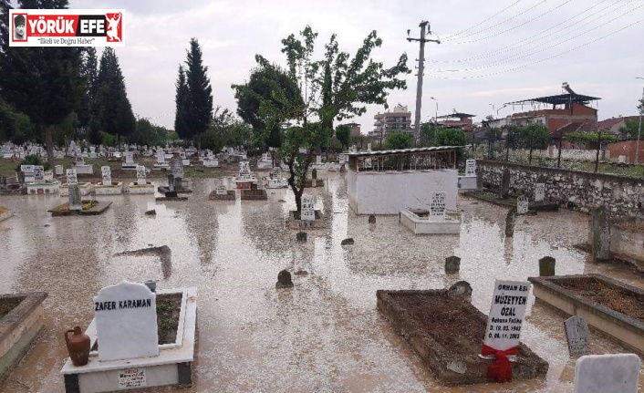 Aydın’daki sağanak yağış mezarlığı su içerisinde bıraktı