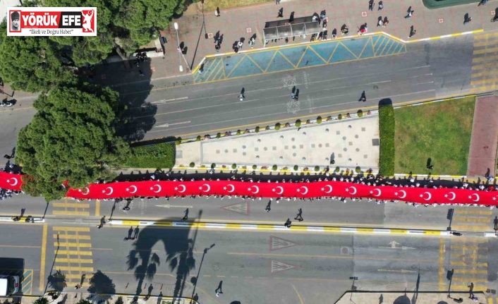 Gençlerden 100 metrelik dev Türk bayrağı