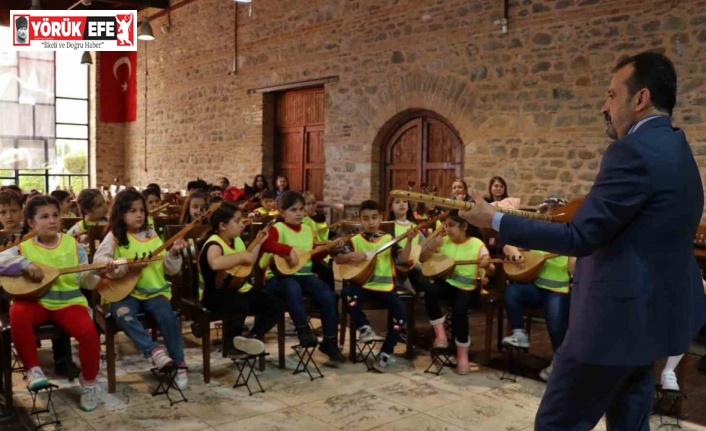 İlkokul öğrencilerinden Nazilli’de mini bağlama konseri