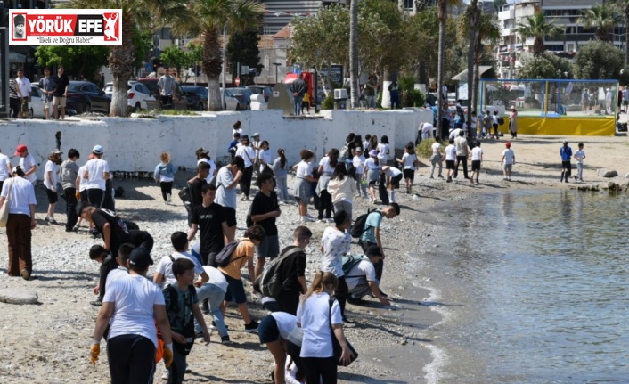 Kuşadası sahil bandında temizlik çalışması yapıldı