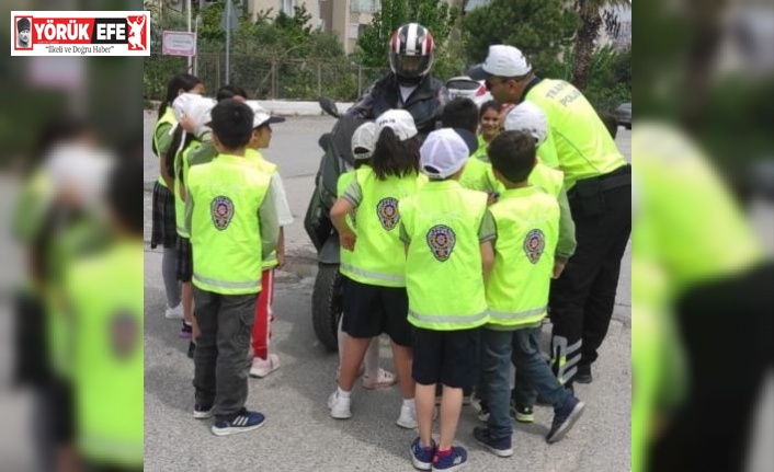 Kuşadası’nda, trafik ekipleri öğrencileri bilgilendirdi