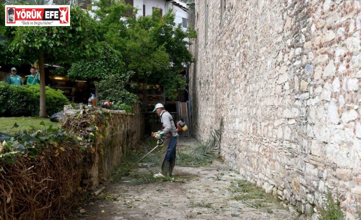 Kuşadası’nın turistik çarşılarında çalışmalar devam ediyor