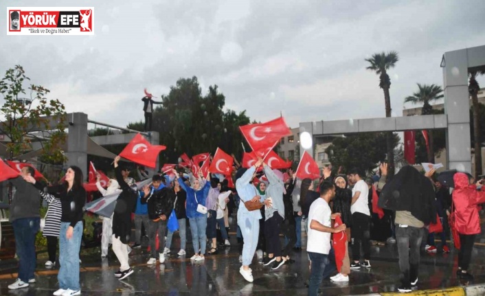Söke’de Cumhurbaşkanı Erdoğan’ın seçim zaferi meydanda kutlandı