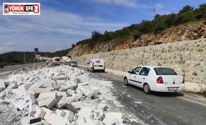 Tırın dorsesindeki gaz betonlar yola savruldu, facia ucuz atlatıldı