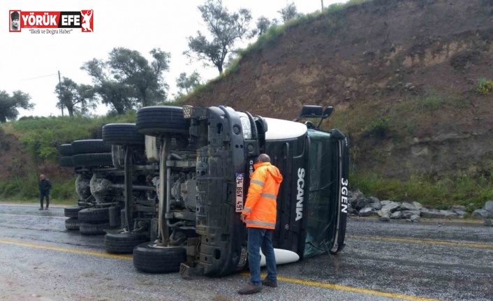 Virajı alamayan taş yüklü kamyon devrildi: 1 yaralı