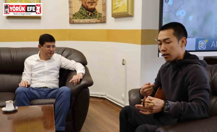 Yakutistanlı gençten Başkan Özcan’a dombra jesti