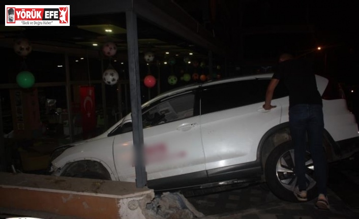 Direksiyon hakimiyeti kaybeden sürücü otomobille kafeye girdi