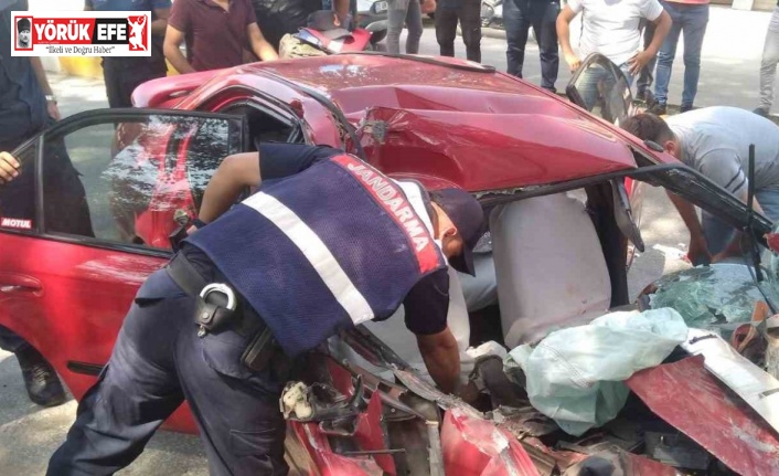 Gaz pedalı takılı kalan otomobil kamyonete çarptı: 2 yaralı