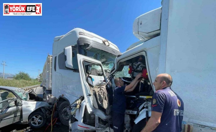 Kamyon karşı şeride geçti, tır ve otomobile çarptı: 3 yaralı