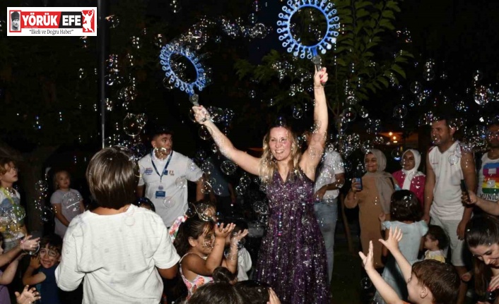 Kuşadası’nda lezzet, eğlence, müzik ve sanat sokakta hayat buldu