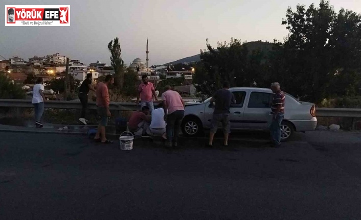 Otomobili kül olmaktan vatandaşlar kurtardı