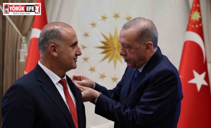 Rozetini, Cumhurbaşkanı Erdoğan taktı