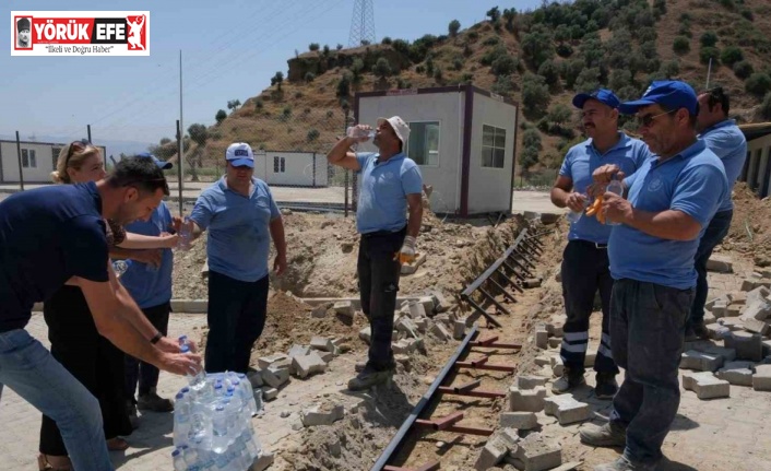 Sahada çalışan belediye işçileri Topuklu Efe’nin talimatıyla serinletildi
