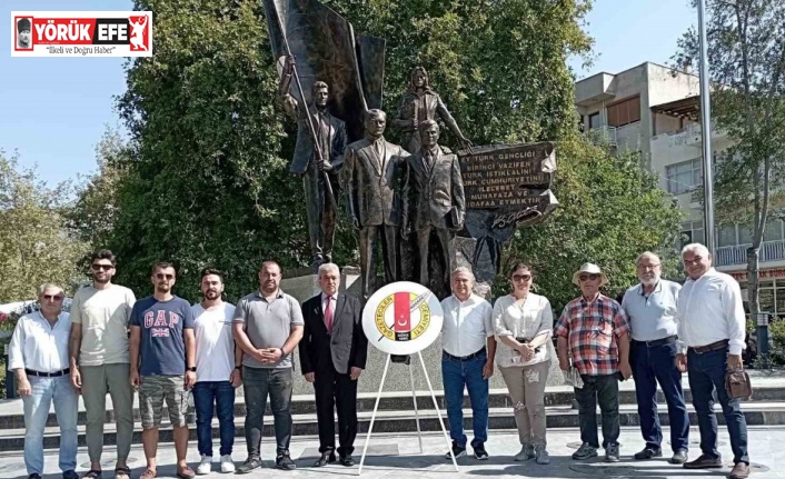 Sökeli Gazeteciler 24 Temmuz nedeniyle çelenk sundu