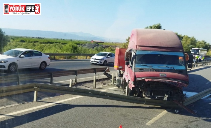 Tır refüje çarpıp, karşı şeride geçti: 1 yaralı