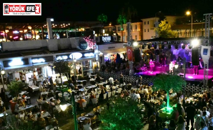 Balıkçılar Meydanı’ndaki konser yoğun ilgi gördü