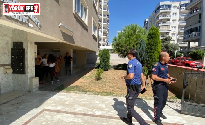 Apartmandaki yoğun duman vatandaşları sokağa döktü
