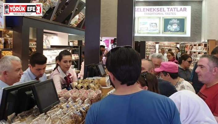 Gurbetçi ve turistlerin hediyesi kuruyemiş oluyor