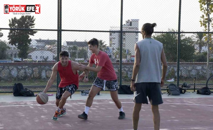 Kuşadası’nda sokak basketbolunun kalbi bu parkta atıyor