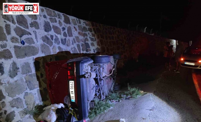 Kuşadası’nda virajı alamayan otomobil kanala düştü
