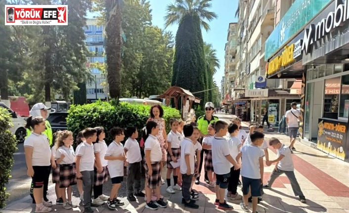 Trafik ekipleri, öğrenciler ile birlikte yaya önceliğine dikkat çekti