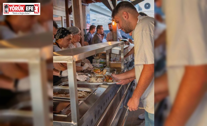Kuşadası Belediyesi üniversite öğrencilerine ücretsiz akşam yemeği sunmaya devam ediyor