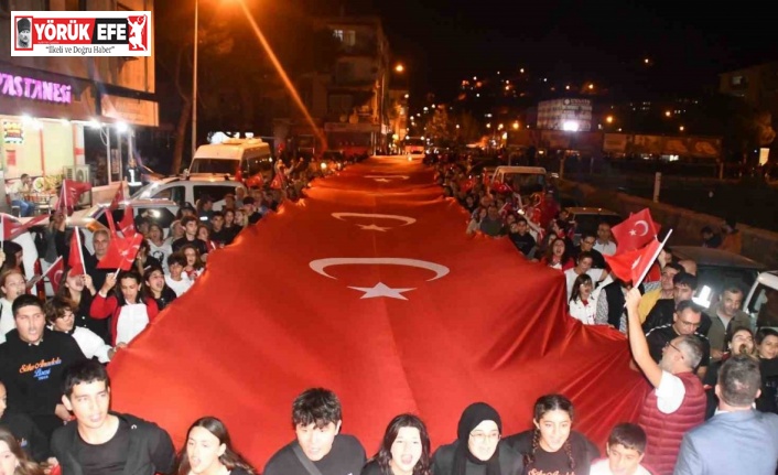 Söke’de 100 metrelik bayrakla binlerce kişi cumhuriyet için yürüdü