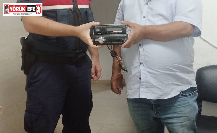 Traktörlerin teyplerini çalan hırsızlar jandarmaya takıldı