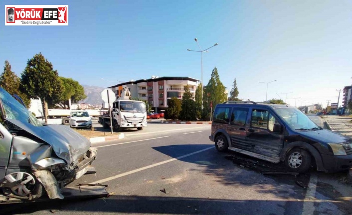 Buharkent’te 2 araç çarpıştı: 3 yaralı