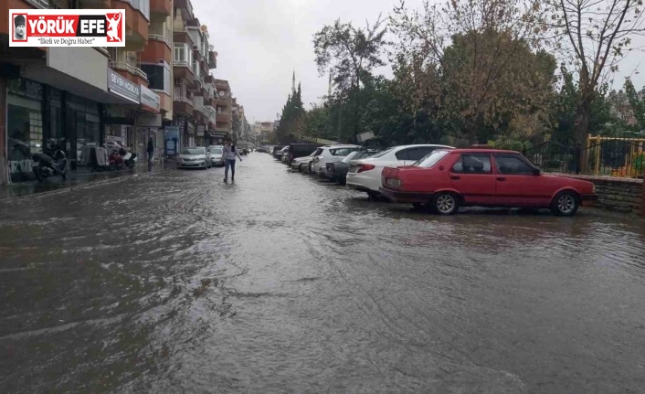 Didim’de sağanak yağış ve fırtına etkili oldu
