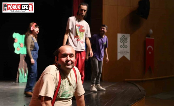 Efeler’in tiyatro sanatçılarından öğrencilere tatil hediyesi