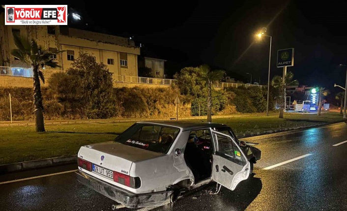 Kaldırıma çarpan otomobilin tekerlekleri yerinden çıktı: 3 yaralı