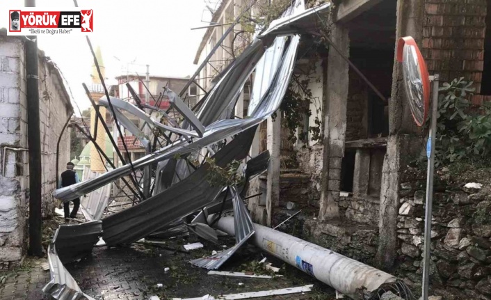 Karpuzlu’da etkili olan fırtına çatıları uçurdu